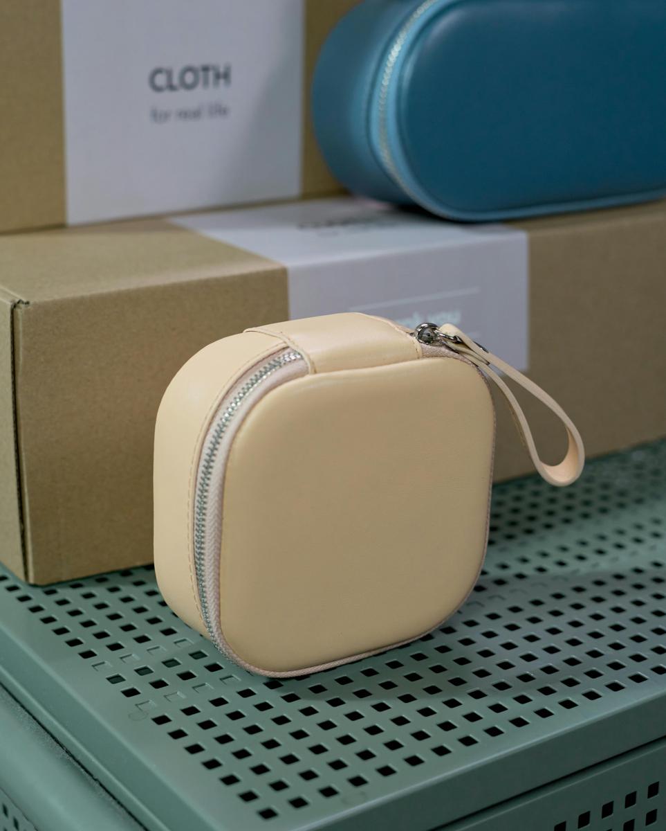 handbag storage